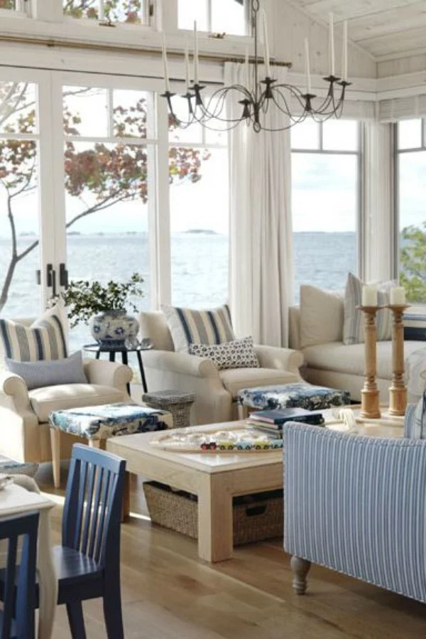 Wohnzimmer beige und blau Kerzen Blumen herrlicher Blick zum Meer