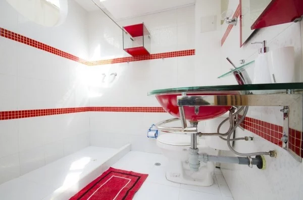 badezimmer gestaltungsideen akzete in roter farbe