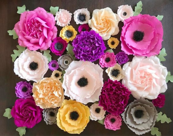 Sammlung aus farbenfrohen Blumen basteln mit Krepppepapier