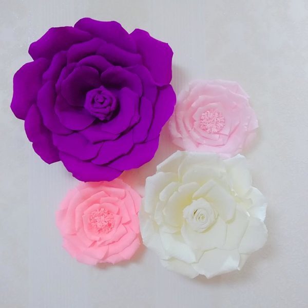 basteln mit Krepppepapier - wundervolle Blüten aus weißem, lila und rosa Papier