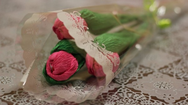 blumenstrauß mit rosen basteln mit krepppepapier