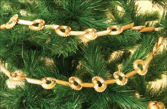 goldene weihnachtsbaum girlande basteln mit nudeln