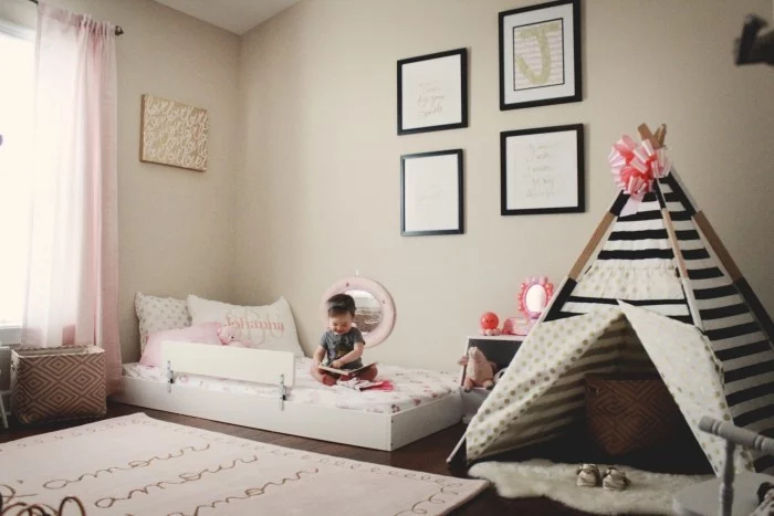 helles Kinderzimmer mit Montessori Bett und ein Zelt zum Spielen 