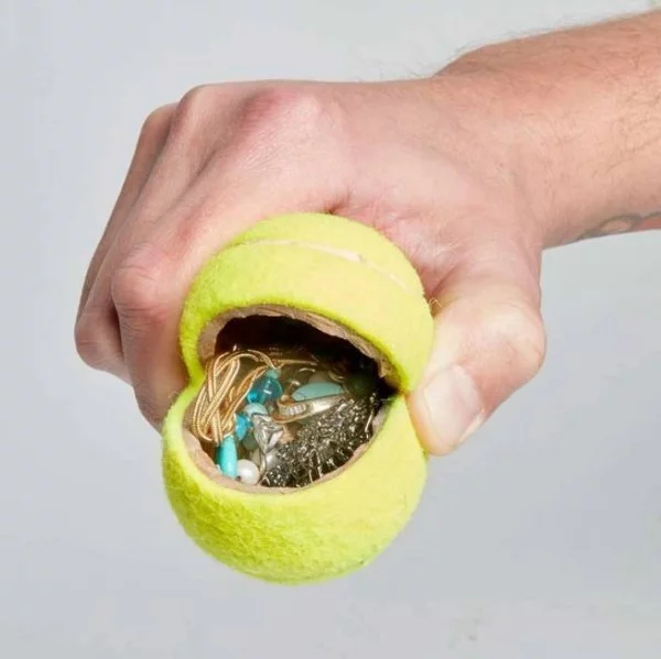in einem ball für tennis geldverstecke