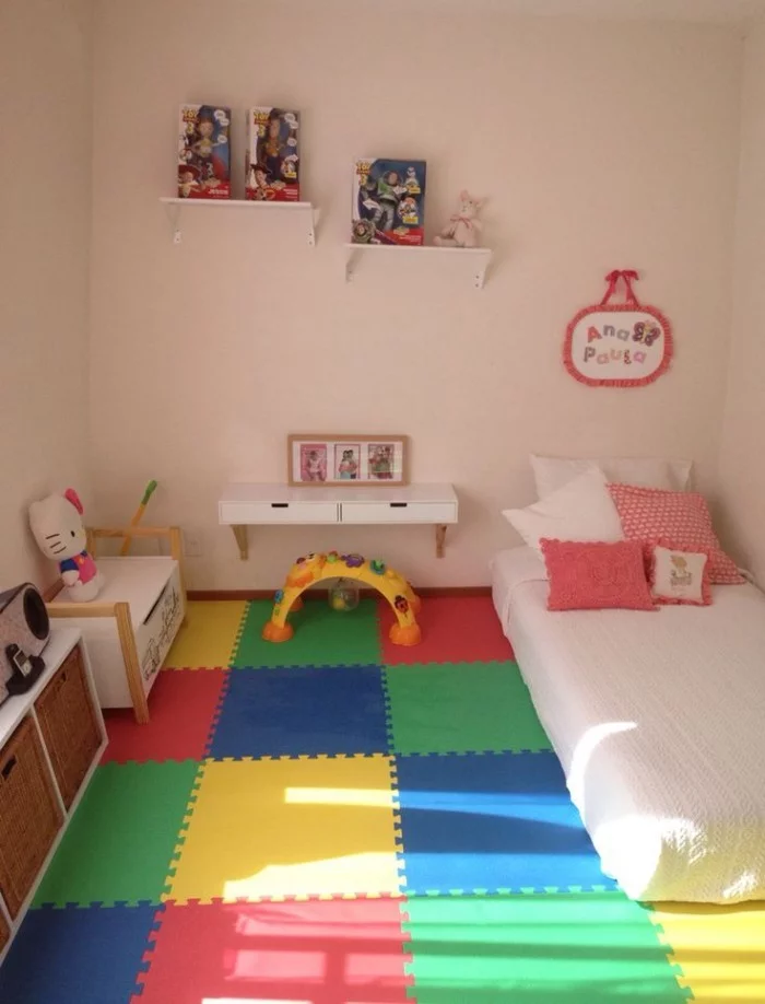karrierter Teppich und Montessori Bett in einem kleinen Kinderzimmer