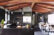 Modernes Küchendesign in dunklen Farben versinnbildlicht die neue