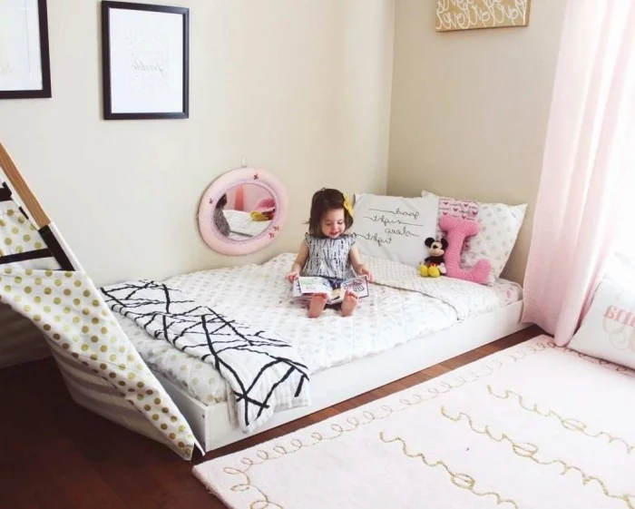 Montessori Bett in einem gemütlichen Kinderzimmer in hellen Farben gestaltet 