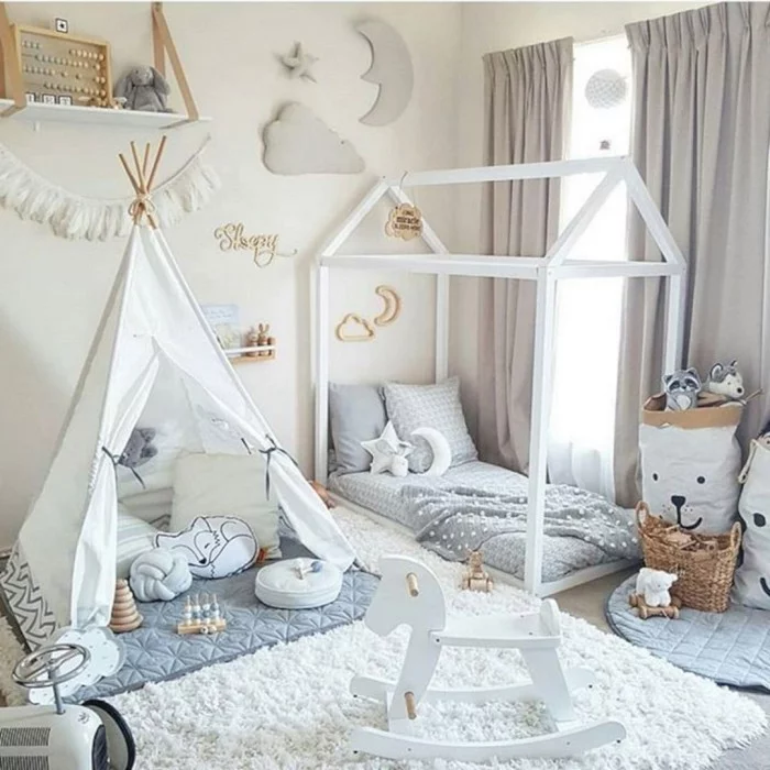 niedliche Kinderzimmergestaltung mit romantischen Elementen und Montessori Bett in Hellblau 