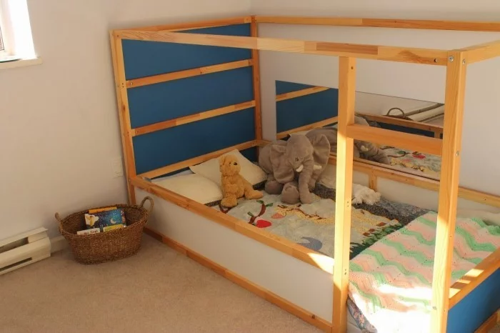 Montessori Bett mit einem Holzrahmen in einer kniffligen Ecke