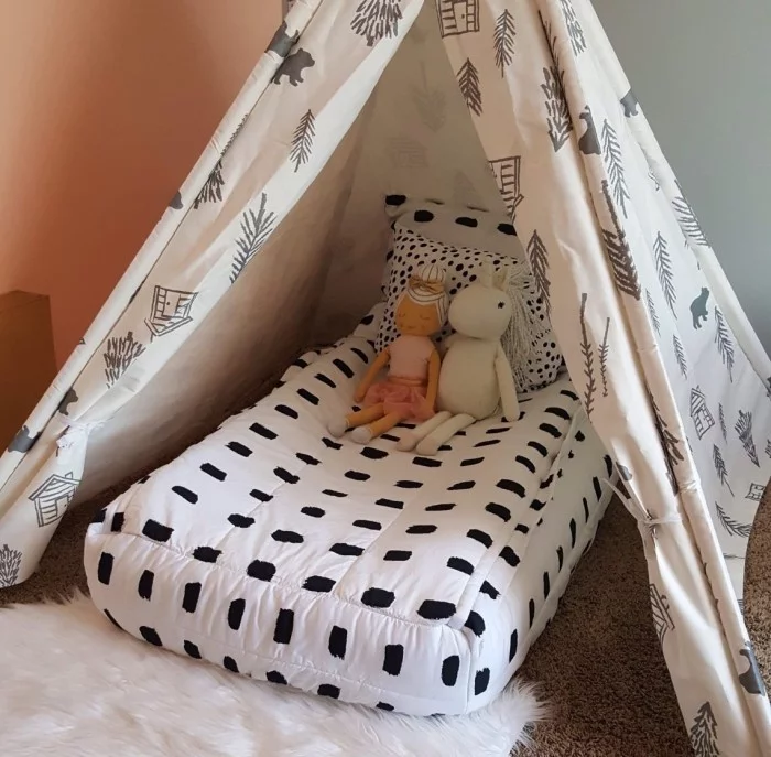 Montessori Bett in einem Zelt aus Stoff mit neutralem Muster