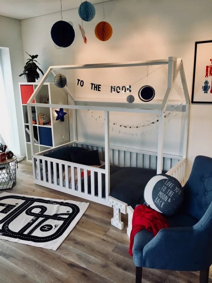 Weißes Montessori Bett kombiniert mit recht modernen dunklen Farben