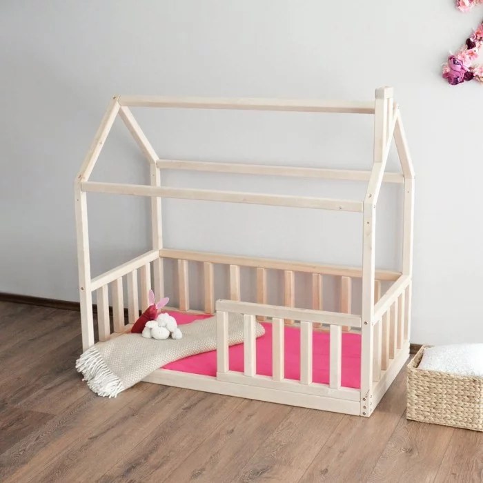 schlichtes Design - weißes Montessori Bett aus Holz mit rosa Matratze
