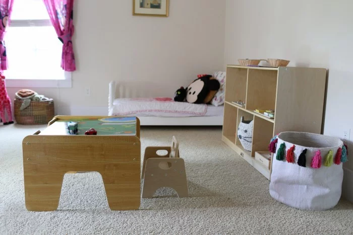schön eingerichtetes und dekoriertes Kinderzimmer mit Montessori Bett und weitere Holzmöbel 