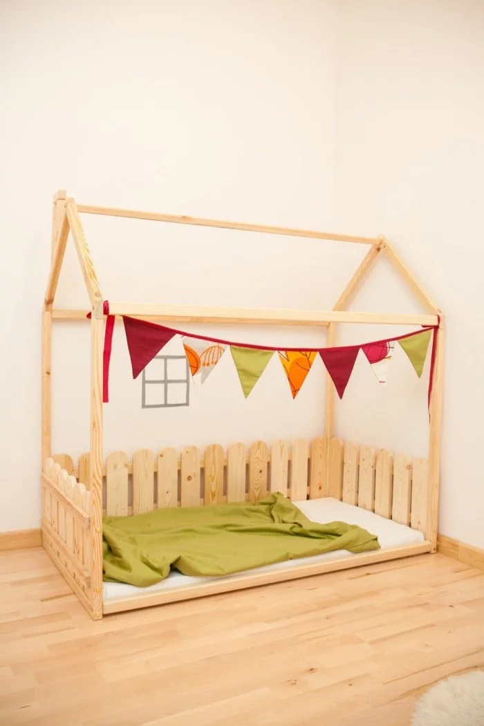 kreative Deko Ideen - Montessori Bett verziert mit bunter Girlande