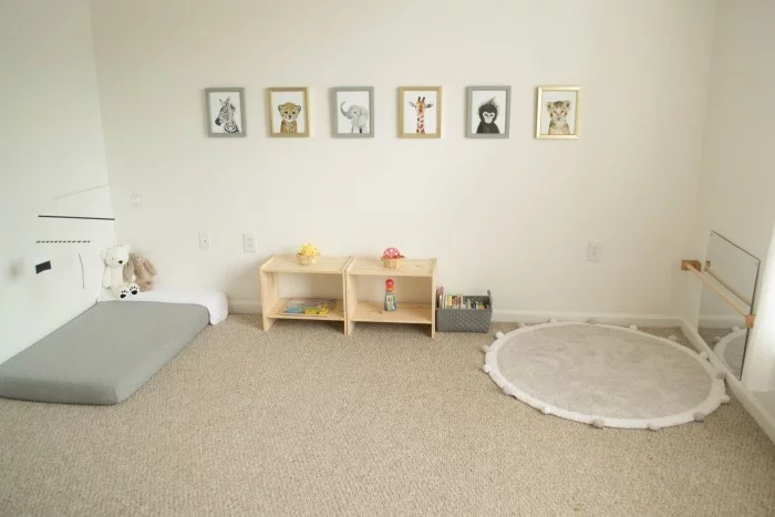 neutrales Design im Kinderzimmer in Grau gestaltet und mit einem kleinen Montessori Bett