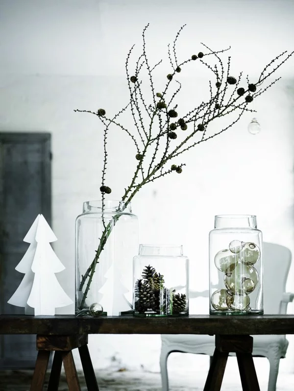 tischdeko winter puristische dekoideen mit zapfen und christbaumschmuck