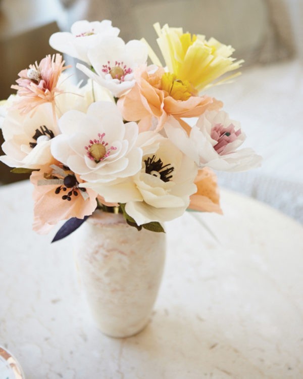 Vase mit schönen Blumen aus Krepppeapier