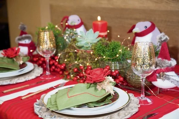 weihnachtenbastelideen grüne servietten und rote tischdecke