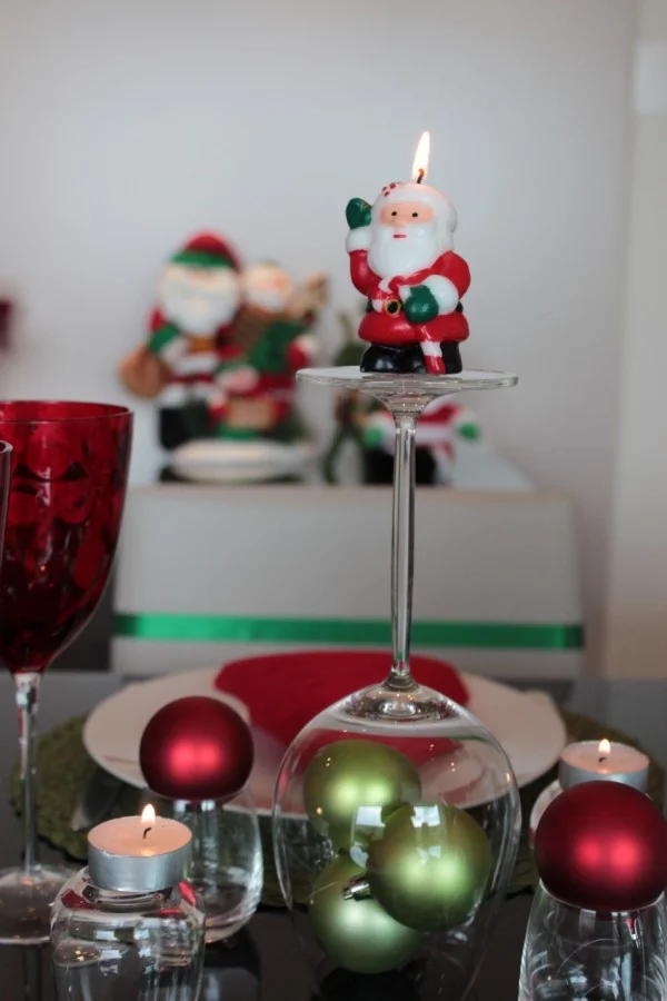 weihnachtenbastelideen tischgestaltung mit weihnachtskugeln