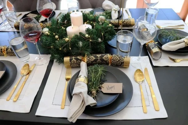 weihnachtliche Tischdeko gold besteck