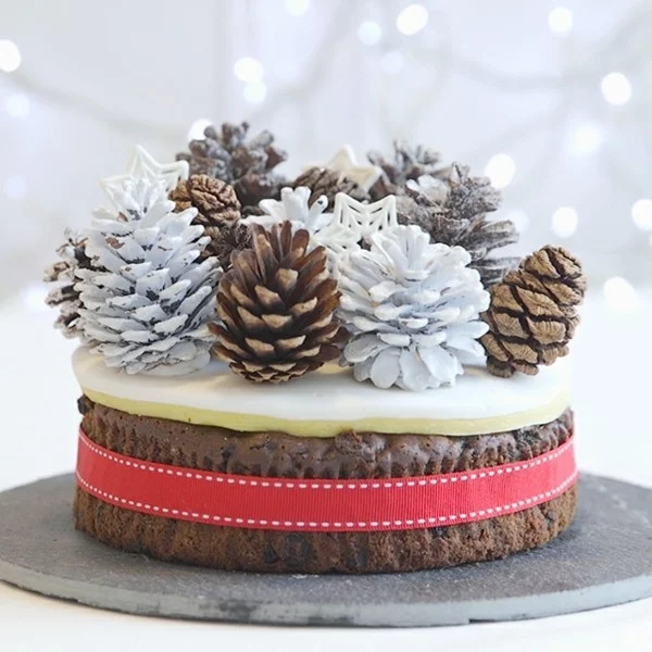 weihnachtsdeko tischdeko winter kuchen mit zapfen dekorieren