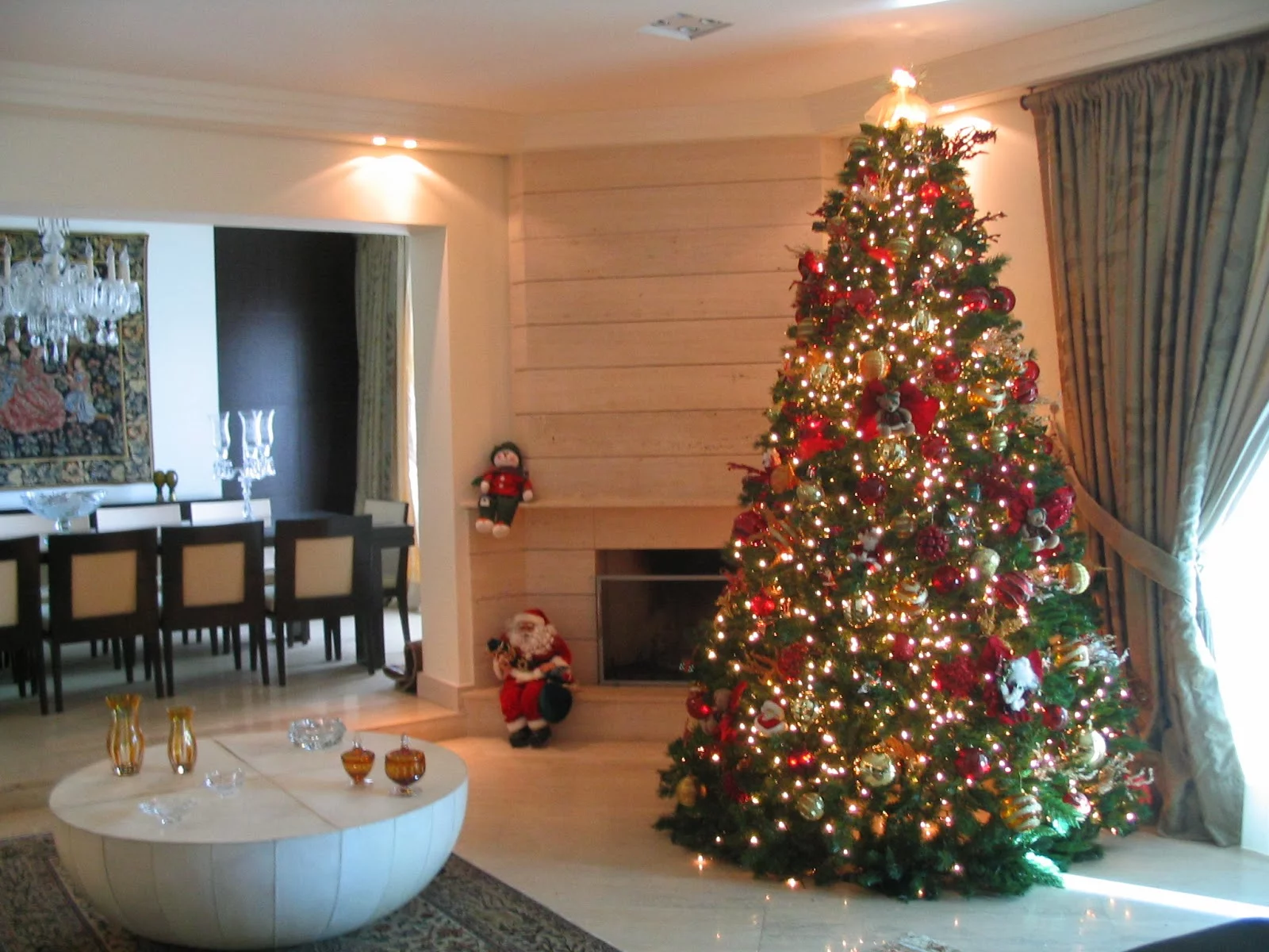 wohnzimmer mit einem tannenbaum weihnachtsbastelideen