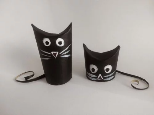zwei schwarze katzen Basteln mit Klopappierrollen