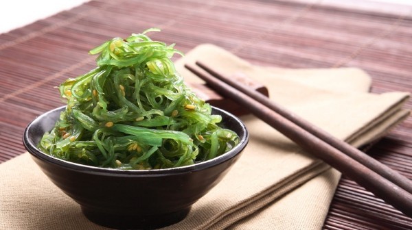 Japanisches Essen Algen in Schüssel serviert Stäbchen typisch japanisch