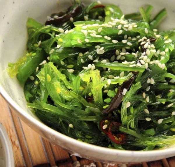 Japanisches Essen Algen zubereitet in Schüssel serviert mit Samen bestreut