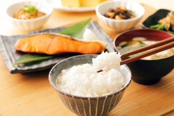 Japanisches Essen gedämpftes Reis in Schüssel bestmögliche Beilage zu Fisch