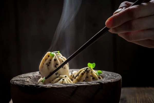 Japanisches Essen heiße Speise in Holzschüssel serviert schön arrangiert