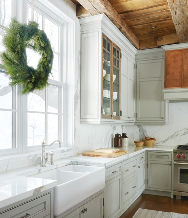 Weihnachten auf dem Lande feiern Kranz am Küchenfenster visueller Unterschied
