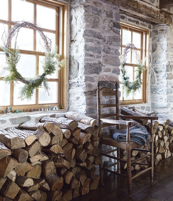 Weihnachten auf dem Lande feiern zwei Kränze am Fenster Stauraum für Brennholz