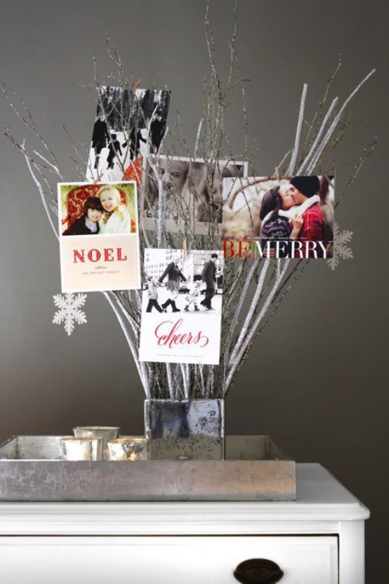 Weihnachtskarten Zweige in Vase arrangieren Karten daran aufhängen