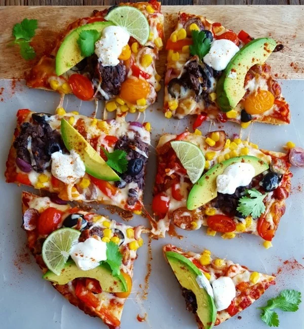 Pizzabelag nach Mexikanischer Art mit Avocado, Mais und Oliven