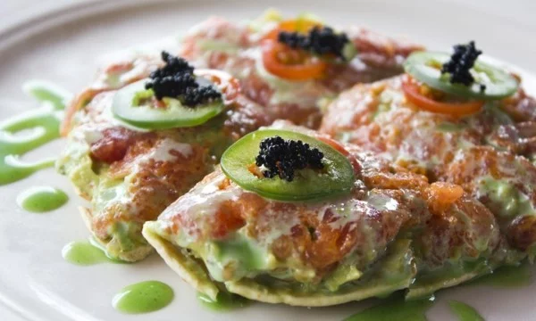 Mini Pizzen mit Belag aus Lachs, Paprika und Kaviar 