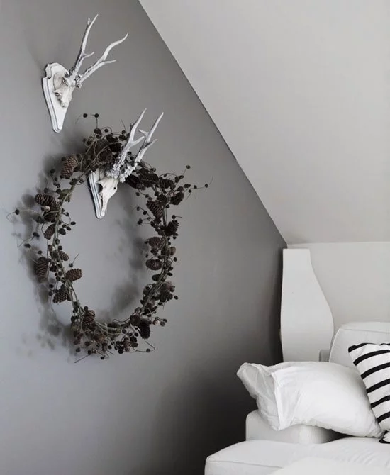 skandinavische weihnachtsdeko wanddeko mit zapfen