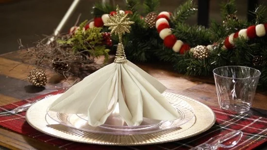 tannenbaum weiß tischdeko servietten falten weihnachten