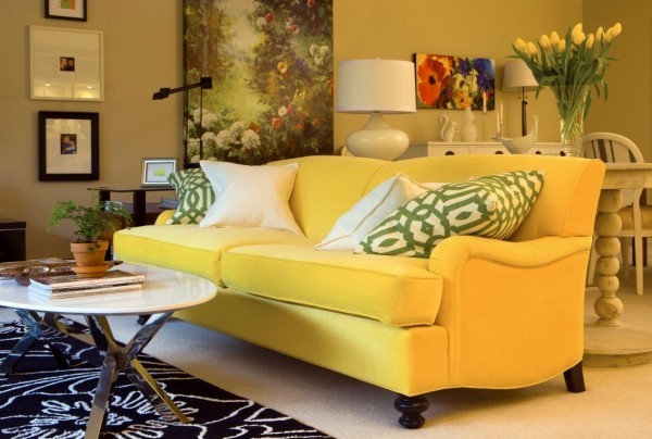 trendfarben gelbes sofa mit grünen dekokissen