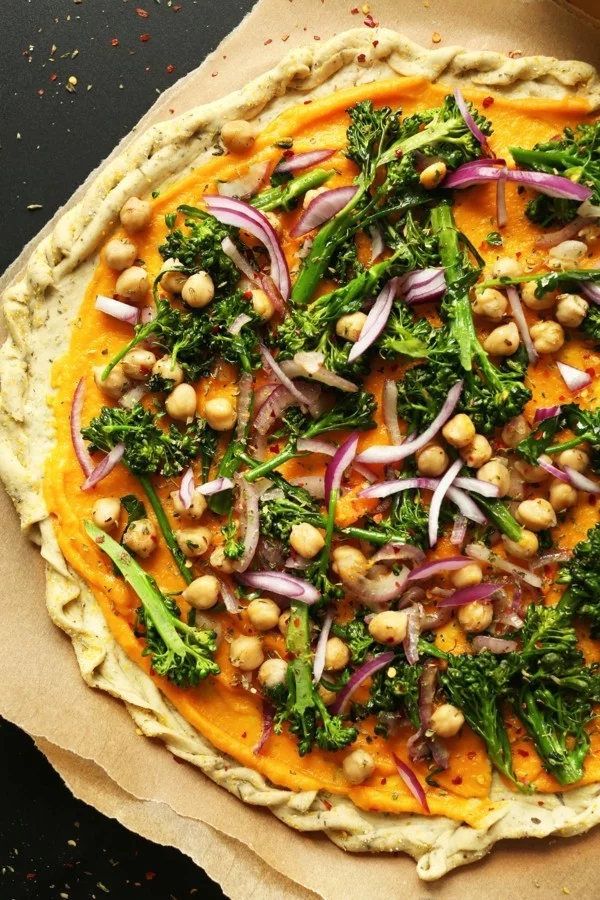 veganer Pizzabelag mit Kichererbsen und Brokkoli
