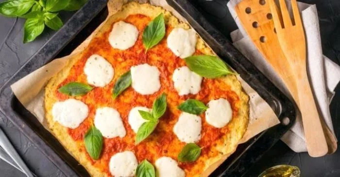 Essen ohne Kohlenhydrate Blumenkohl Pizza mit Mozzarella Käse