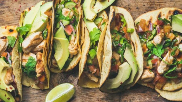 Essen ohne Kohlenhydrate Tacos mit gegrilltem Hühnerfleisch und Avocado