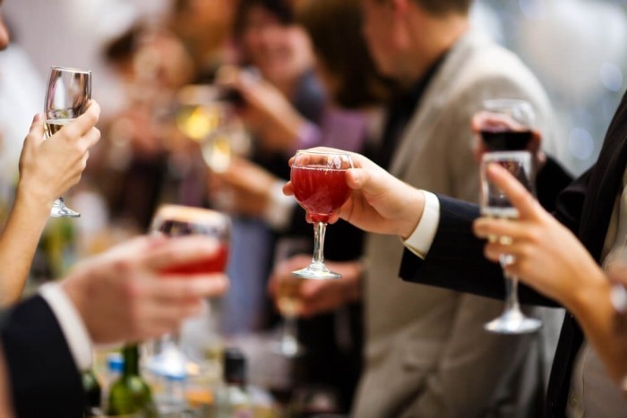 Festessen Tipps und Tricks bei Tisch Alkohol gehört zur Feier aber in vernünftigen Mengen