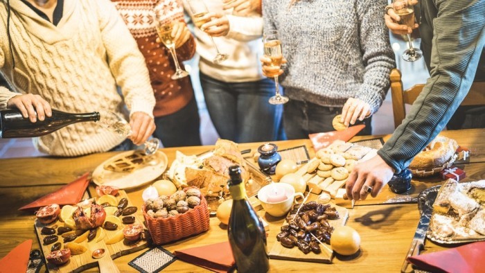 Festessen Tipps und Tricks bei Tisch Alkohol trinken mit Freunden anstoßen Häppchen
