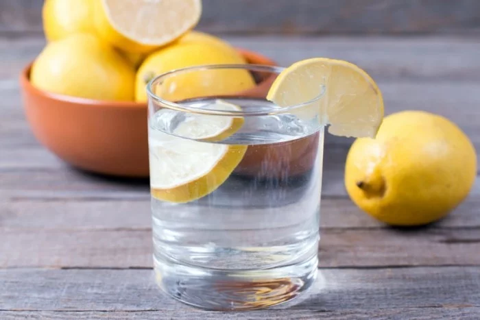 Festessen Tipps und Tricks bei Tisch Zitronenwasser trinken tut gut