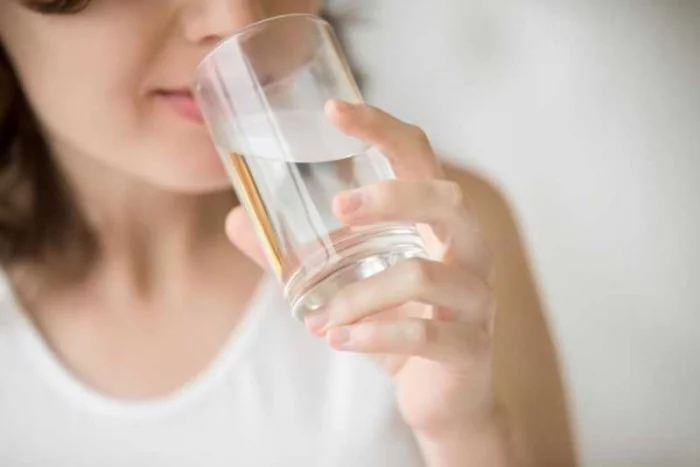 Festessen Tipps und Tricks bei Tisch ausreichend Wasser trinken sonst Dehydratation