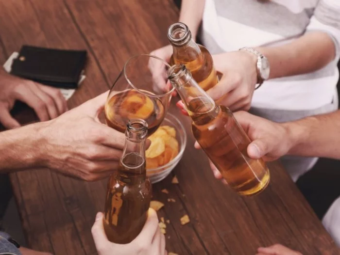 Festessen Tipps und Tricks bei Tisch ein paar Drinks mit Freunden trinken