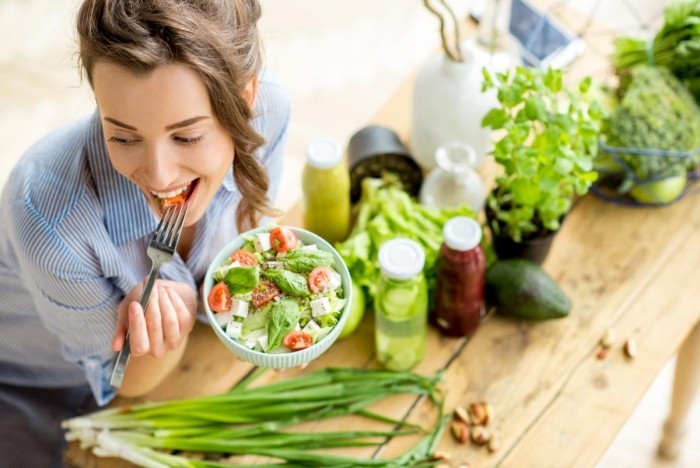 Festessen Tipps und Tricks bei Tisch einen frischen Gemüsesalat am Tag essen kohlenhydratarm