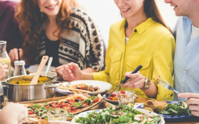 Festessen Tipps und Tricks bei Tisch frische Salate und fettarme Speisen auf der Festtafel