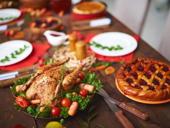 Festessen Tipps und Tricks bei Tisch gesund essen gebratenes Hähnchen mit Gemüsebeilage